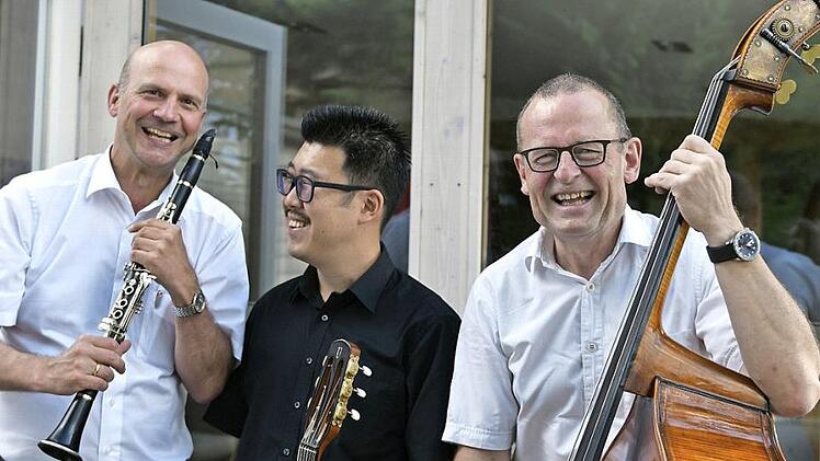 Das Jazz-Trio "Clarino" mit (von links) Klarinettist Matthias Ernst, Gitarrist Hyun-Bin Park und Peter Pfriem am Kontrabass Foto: Clarino