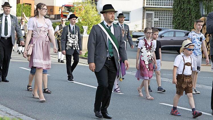 Mit der gesamten Schützenmannschaft zog man beim Festumzug durch Tschirn.  Fotos: Michael Wunder