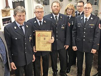 Heinz Betz (mit Urkunde) wurde zum Ehrenmitglied der Freiwilligen Feuerwehr Horb ernannt. Foto: Thomas Micheel