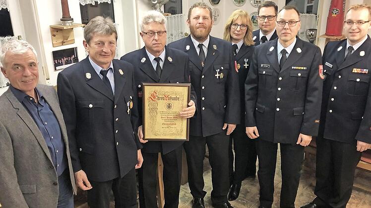 Heinz Betz (mit Urkunde) wurde zum Ehrenmitglied der Freiwilligen Feuerwehr Horb ernannt. Foto: Thomas Micheel
