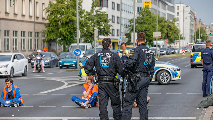 "Letzte Generation" in Nürnberg: Autofahrer rasten völlig aus - Video zeigt Gewalt gegen Klimakleber