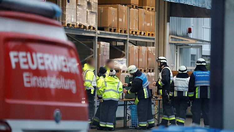 Feuerwehreinsatz in Nürnberger Betrieb - 82 Menschen müssen Gebäude verlassen