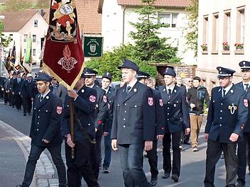 Beim Festzug zur Kirche waren zahlreiche Fahnenabordnungen befreundeter Wehren und der Ortsvereine dabei. Fotos: Günther Straub