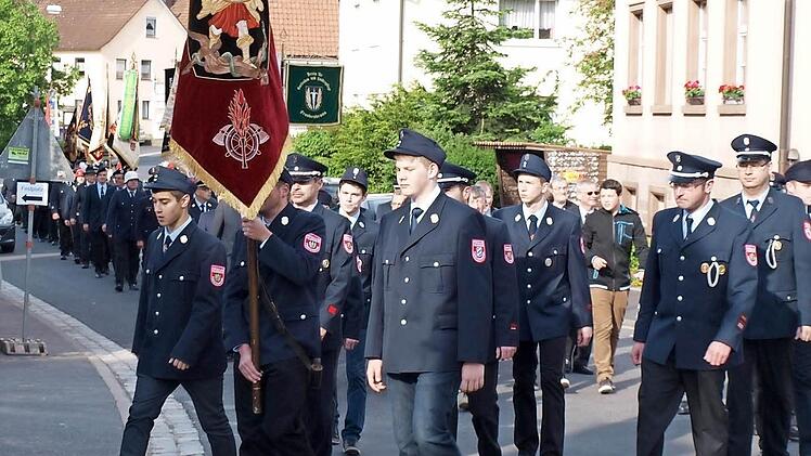 Beim Festzug zur Kirche waren zahlreiche Fahnenabordnungen befreundeter Wehren und der Ortsvereine dabei. Fotos: Günther Straub