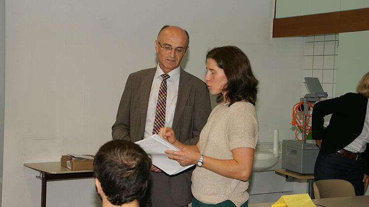 Landrat Wilhelm Schneider im Gespräch mit Klassenleiterin Bianca Olerich Foto: Sabine Weinbeer