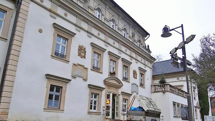 as Schloss in Ditterswind ist leer. 48 Bewohner haben am Mittwoch die neugebauten Wohnheime in Zeil und Ebelsbach bezogen. Die restlichen Dinge werden bis Ende Januar aus dem herrschaftlichen Gebäude geräumt.