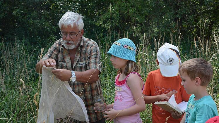 Schmetterlinge fangen und bestimmen macht Spaß mit Manfred Steinel vom BN Foto: Elisabeth Assmann