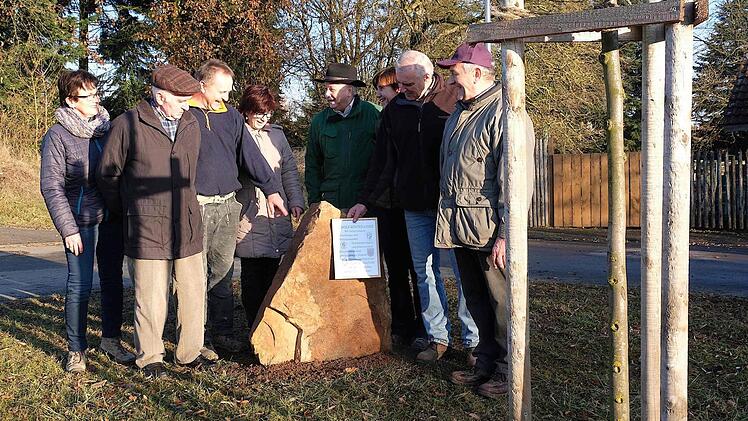 Hiltrud Geisel (von links), Rudolf Winter, Lothar Haas, Marion Kessler, Peter Hart, Barbara Karle, Jürgen Karle und Kurt Selbert begutachten den neuen Gedenkstein. Foto: Gerd Schaar