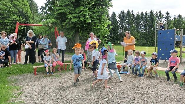 Kinder tanzen zum Lied "F&uuml;nf kleine Fische". Foto: Braunersreuther