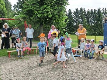 Kinder tanzen zum Lied "F&uuml;nf kleine Fische". Foto: Braunersreuther