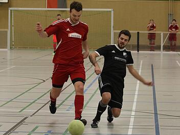 Der SV Buckenhofen (li. Silas Keilholz) setzte sich im Halbfinale gegen den TSV Röttenbach (re. Tobias Müller) durch, scheiterte aber im Finale an Kirchehrenbach.  Fotos: Uwe Kellner