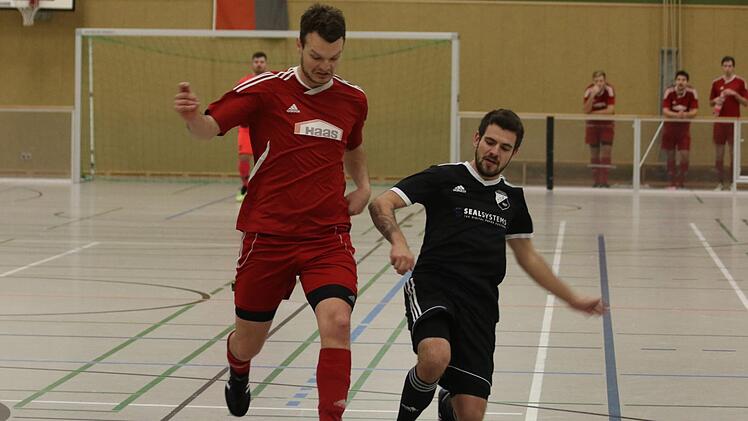 Der SV Buckenhofen (li. Silas Keilholz) setzte sich im Halbfinale gegen den TSV Röttenbach (re. Tobias Müller) durch, scheiterte aber im Finale an Kirchehrenbach.  Fotos: Uwe Kellner