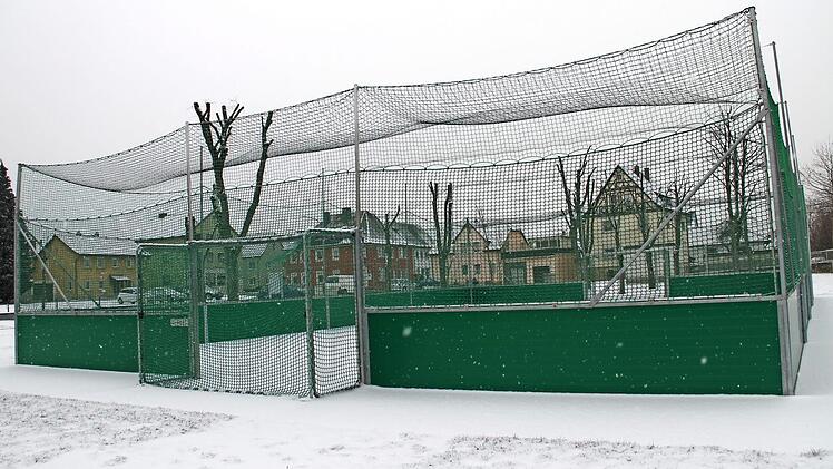 Erst wenige Monate im Betrieb und schon häufen sich die Beschwerden. Zu laut sagen die Anwohner und klagen über Knallgeräusche, wenn der Ball auf die Bande trifft. Foto: Gerda Völk