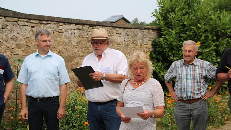 Im Pfarrgarten (v.l.): Mathias Kreuzer, Günter Stammwitz, Ulla Müller, Karl Bauer. Thomas Malz