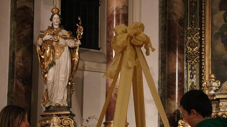 Das Entzünden von zwei Kerzen am Adventskranz in St. Michael gehört zu den Ritualen des "Stanicher Adventszaubers" jeweils am  Freitag vor dem dritten Advent.