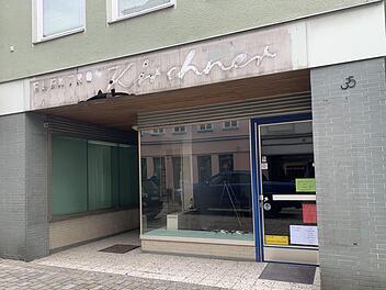 "Klecks - Farbe & Papier" wird auch nach der Corona-Zwangspause nicht mehr öffnen. Das Schild mit dem Geschäftsnamen wurde bereits entfernt - so ist jetzt wieder "Elektro Kirchner" an der Fassade zu lesen.