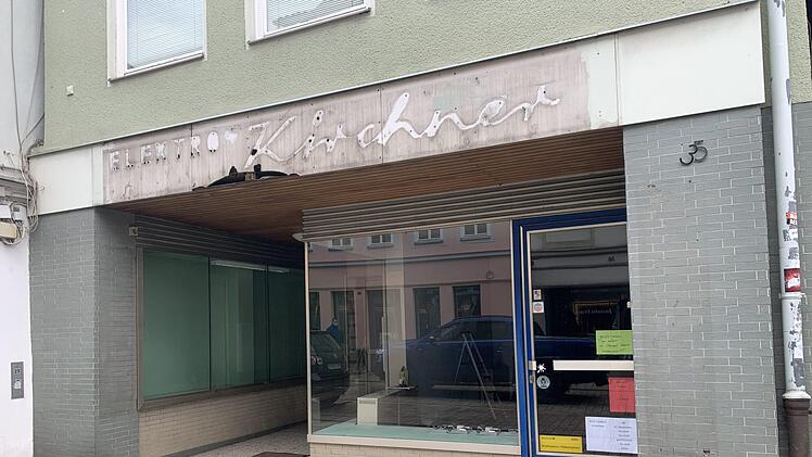 "Klecks - Farbe & Papier" wird auch nach der Corona-Zwangspause nicht mehr öffnen. Das Schild mit dem Geschäftsnamen wurde bereits entfernt - so ist jetzt wieder "Elektro Kirchner" an der Fassade zu lesen.