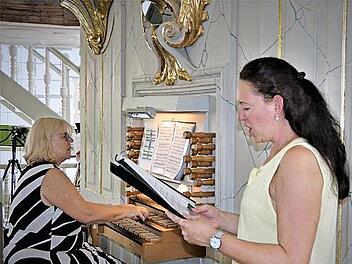 Christine Hofmann-Niebler wurde an der Orgel von Elke Höhn gesanglich begleitet.