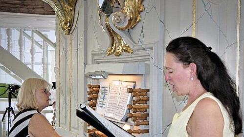 Christine Hofmann-Niebler wurde an der Orgel von Elke Höhn gesanglich begleitet.