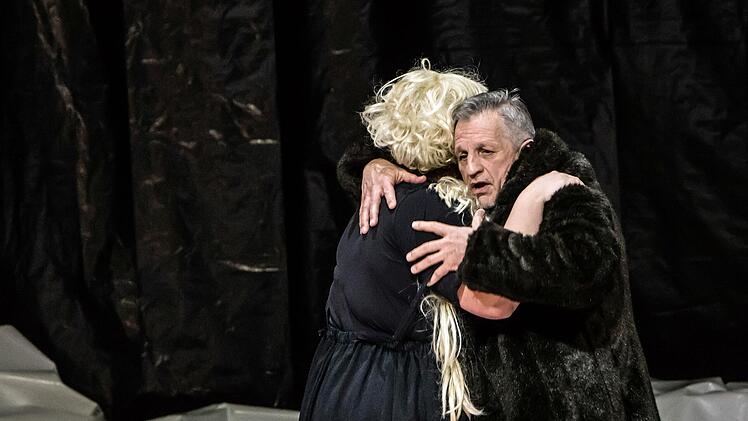 Wotans Abschied am Landestheater Coburg: Probenszene aus dem 3. Akt von Wagners "Walküre" mit Asa Jäger als Brünnhilde und Michael Lion als Wotan.Foto: Jochen Berger