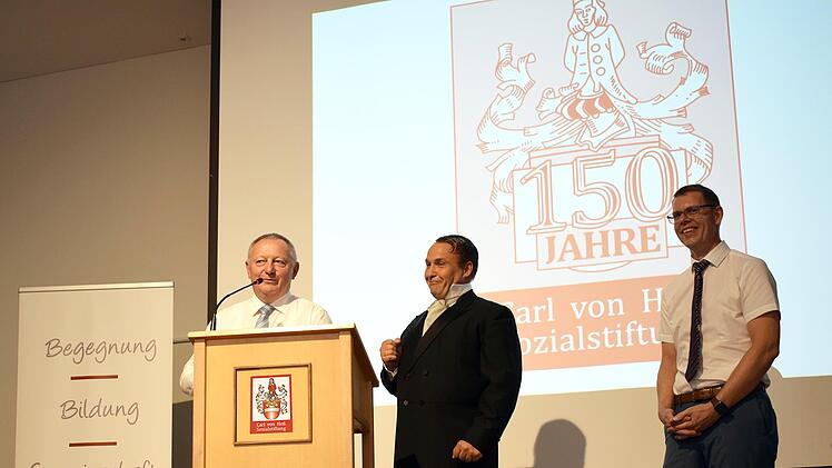 Freuten sich über den Besuch "ihres Stifters": Thomas Bold (li), Vorsitzender des Stiftungsrates und Landrat des Landkreises Bad Kissingen und Marco Schäfer (re), Stiftungsvorstand der Carl von Heß Sozialstiftung. "Karl von Hess" alias Nils Hellmu...