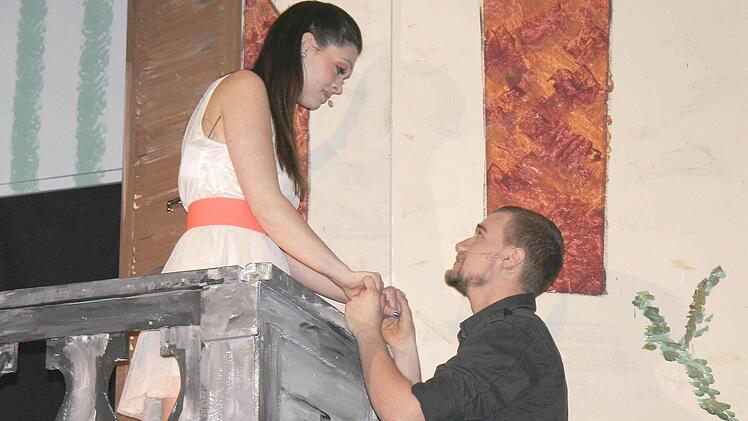 Julia (Marina Esslinger) und Romeo (Nikolai Gaschütz) schwören sich ewige Liebe.