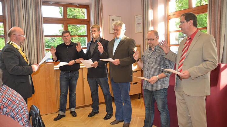 Egon Herrmann (links) vereidigt die neuen Gemeinderäte Alexander Bauer, Michael Bohl, Klaus Hannweber, Manfred Sünkel, Stefan Leppert. Foto: Karl-Heinz Hofmann