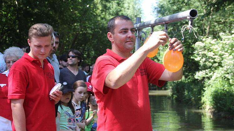 Pierre Bernard (rechts), Vorsitzender des Feuerwehrvereins Memmelsdorf, oblag die Organisation. Hier befestigt er neue Luftballons.