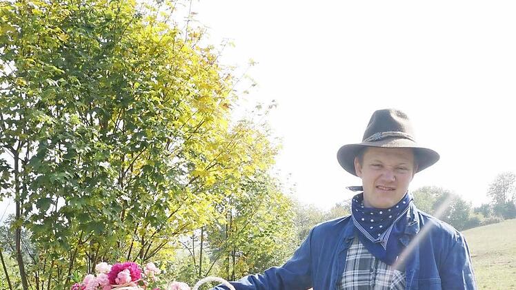 Ein unverzichtbarer Helfer ist Daniel Mildenberger, der seit Anfang an beim Weideabtrieb mit dabei ist.  Foto: Marion Eckert