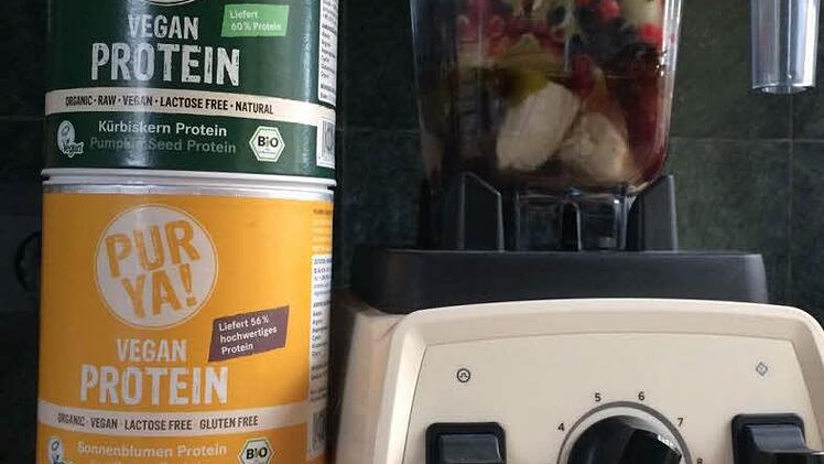 Ein veganer Smoothie mit Beeren aus dem Garten, Banane Datteln, Apfel etwas Zitrone und Hanf-Lein Öl...