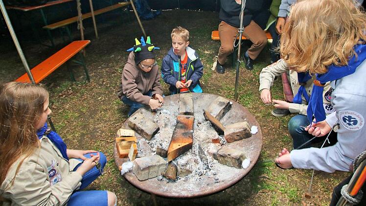 Feuer machen mit einem Magnesium-Stab mussten die Buben und Mädchen am Lagerfeuer in der Jurte. Foto: Dieter Britz