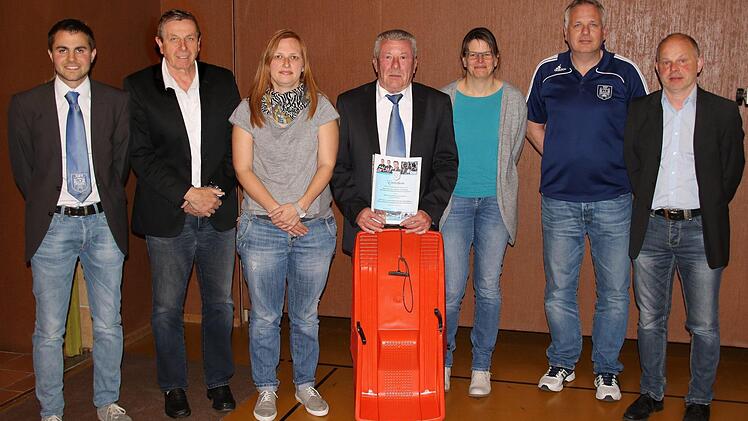 Der Vorstand des TSV Münnerstadt: Vorstand Finanzen Johannes Wolf, Schriftführer Roland Ballner, Vereinsjugendleiterin Julia Carstensen, der bisherige Vorstand Öffentlichkeit Gerd Zeitler (mit seinem Abschiedsgeschenk, einem Schlitten), Annette Schmucker (Mitarbeiterin Finanzen), der neue Vorstand Öffentlichkeit Thomas Geyer und Vorstand Sport Günter Scheuring.  Foto: Dieter Britz