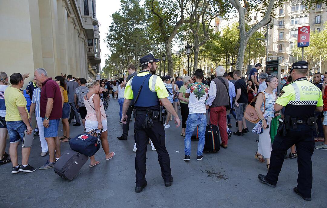 Lieferwagen fährt in Barcelona in Menschenmenge