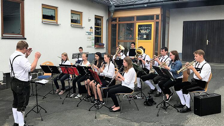 Die jungen Wickendorfer Musikanten spielten beim Frühschoppen unter Leitung von Florian Beetz zünftig auf.