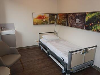 Das Abschiedszimmer in der Capio Franz von Prümmer Klinik in Bad Brückenau bietet Angehörigen die Möglichkeit sich von ihrem Verstorbenen in Ruhe und Würde zu verabschieden. Foto: Marion Eckert