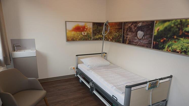 Das Abschiedszimmer in der Capio Franz von Prümmer Klinik in Bad Brückenau bietet Angehörigen die Möglichkeit sich von ihrem Verstorbenen in Ruhe und Würde zu verabschieden. Foto: Marion Eckert
