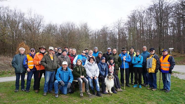 Der Wildfleckener Feldgeschworenen-Obmann Walter Vorndran (zweiter von rechts) lud Feldgeschworene, Jagdgenossen, Gemeinderäte und interessierte Bürger zu einer Grenzbegehung ein. Foto: Marion Eckert