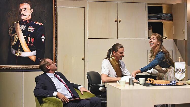 Kanzler (Oliver Niemeier, M.), Innenminister (Florian Walter) und Ehefrau (Katharina Brenner)  Foto: M. Kaufhold