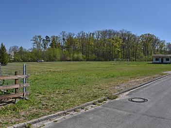 Im Baugebiet Frankenstraße (alter Sportplatz) in Langensendelbach werden  sechs Wohnhäuser entstehen. Im Hintergrund die Staatsstraße 2242 nach Adlitz.  Foto: Karl Heinz Wirth
