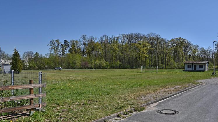 Im Baugebiet Frankenstraße (alter Sportplatz) in Langensendelbach werden  sechs Wohnhäuser entstehen. Im Hintergrund die Staatsstraße 2242 nach Adlitz.  Foto: Karl Heinz Wirth