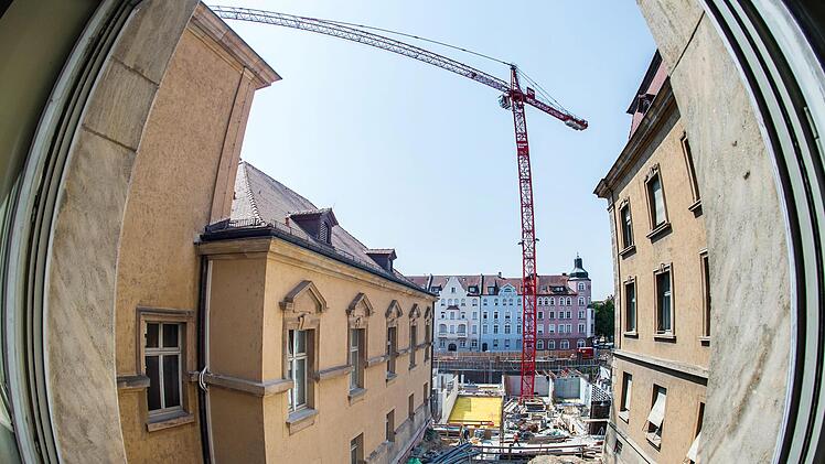 Blick auf die Justizbaustelle mit dem Fischaugenobjektiv: Über allem schwebt der Baukran.