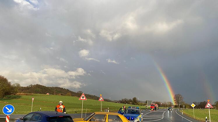 B303 im Kreis Kulmbach: Autofahrerin &uuml;bersieht Gegenverkehr - Mann schwer verletzt