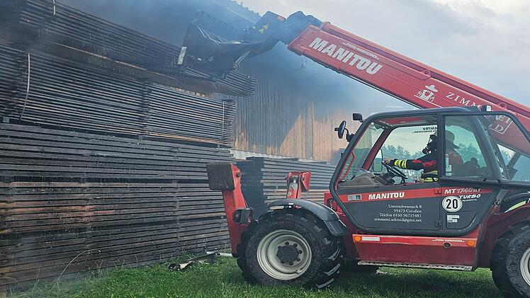 Lagerhalle in Vollbrand