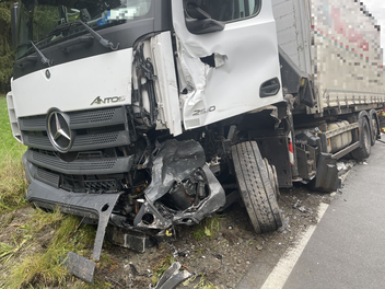 Frontale Kollision zwischen Laster und Transporter