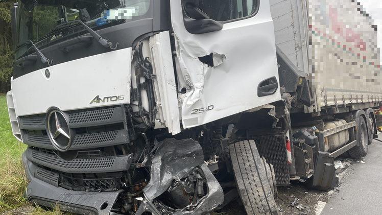 Frontale Kollision zwischen Laster und Transporter