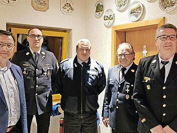 Unser Foto zeigt (von links): Bürgermeister Alwin Gebhardt, Dominik Schick, Thomas Glas, Roland Brütting und Wolfgang Wunner.