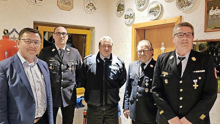 Unser Foto zeigt (von links): Bürgermeister Alwin Gebhardt, Dominik Schick, Thomas Glas, Roland Brütting und Wolfgang Wunner.