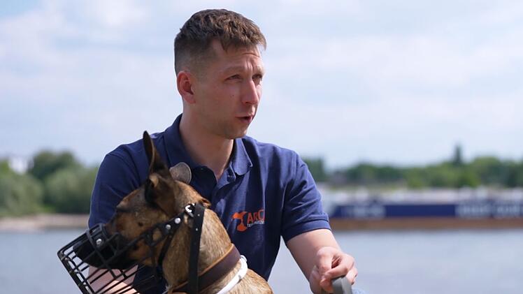 Herrchen Jerom&eacute; und die nerv&ouml;se H&uuml;ndin Sugar sind zusammen gewachsen.