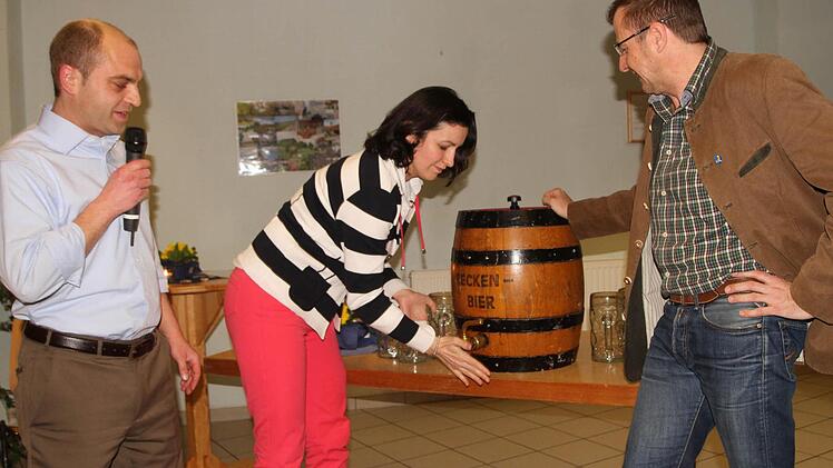 In gekonnter Manier zapfte MdB Dorothee Bär das erste Faß an, Bürgermeister Jochen Steppert (links) und Dominik Eichhorn sind beeindruckt.