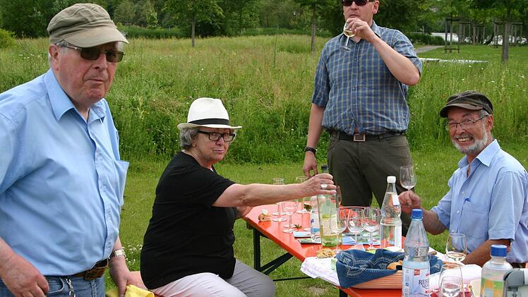 Geselligkeit gehört zum Boule-Spiel dazu: Lothar Kipping, Karin Böhm, Uwe Hagen und Wolfgang Haupt ruhen sich von den "Strapazen" des Spiels aus.